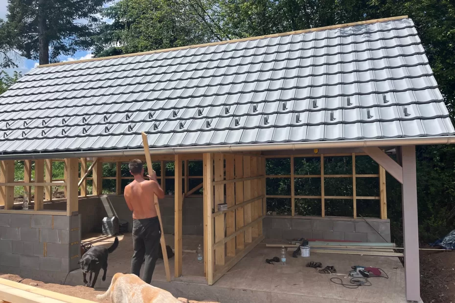 Montáž střechy na dřevěném přístřešku s trapézovým plechem
