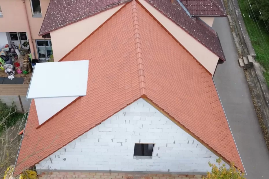 Letecký pohled na nově realizovanou sedlovou střechu rodinného domu
