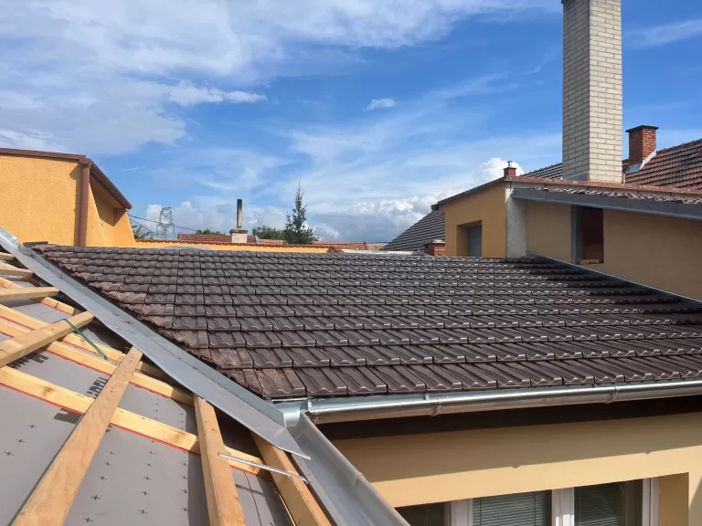 Detail nové plechové střechy s napojením na stávající konstrukci a oplechováním